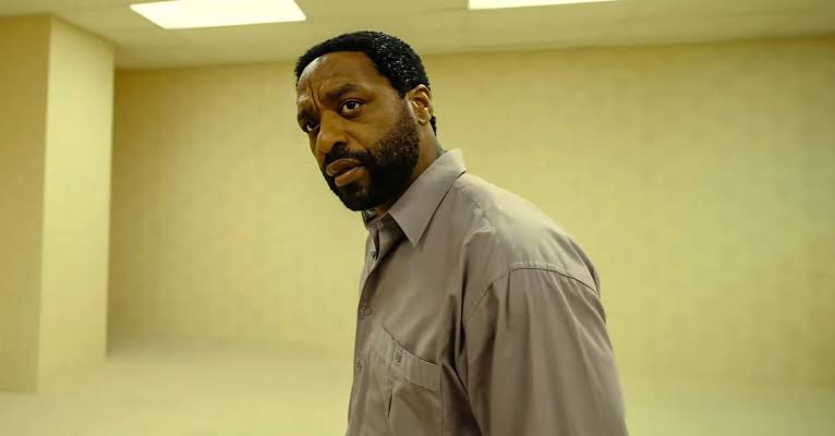 Chiwetel Ejiofor é Clark em Backrooms: Um Não-Lugar.